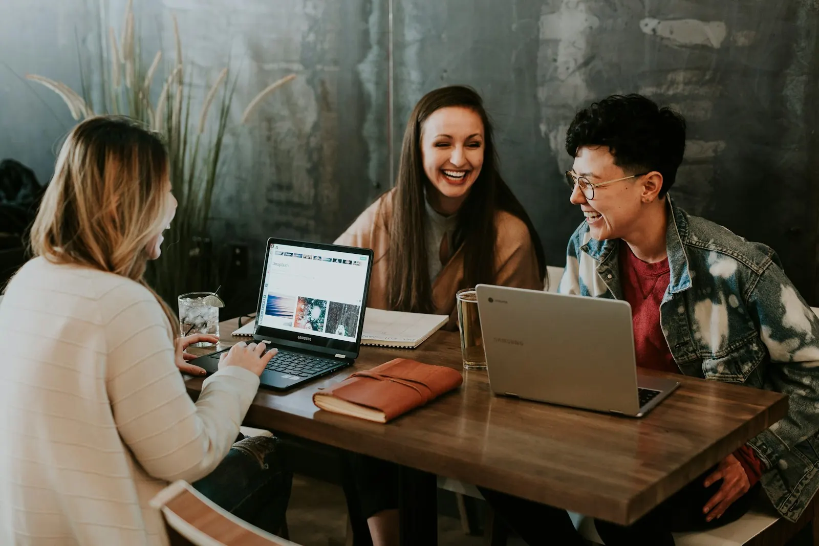 Estudantes conversando e sorrindo em atividade em grupo