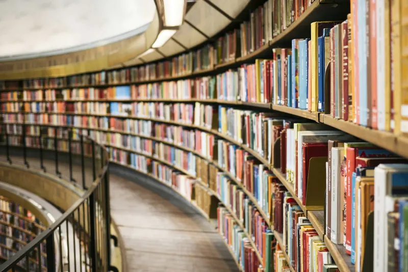 Estantes curvas de uma biblioteca