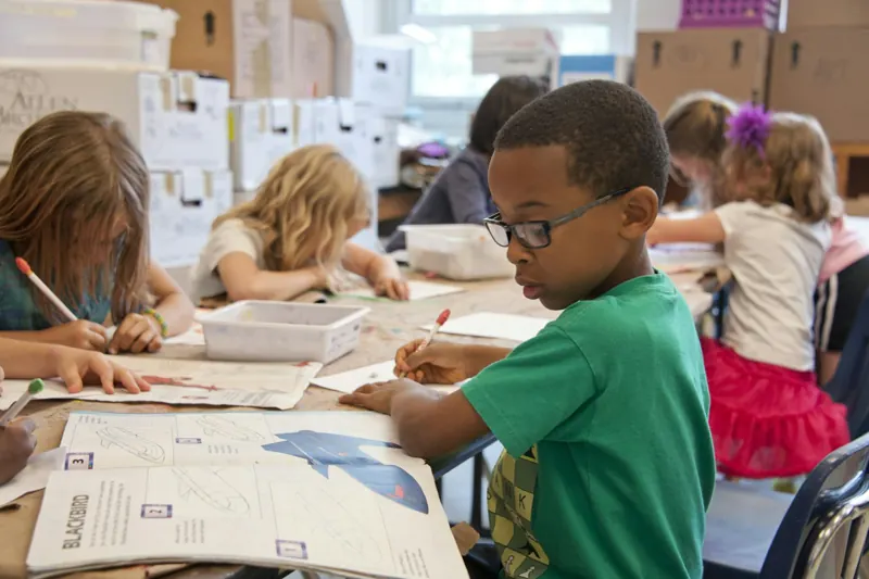 Alunos do Fundamental I escrevendo em sala
