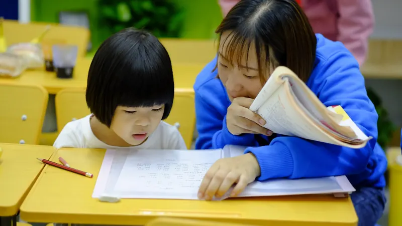 Crianças da Educação Infantil desenhando à mesa