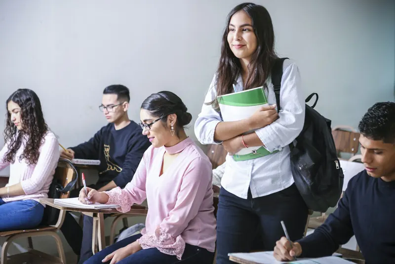Estudantes do Ensino Médio com professora em sala