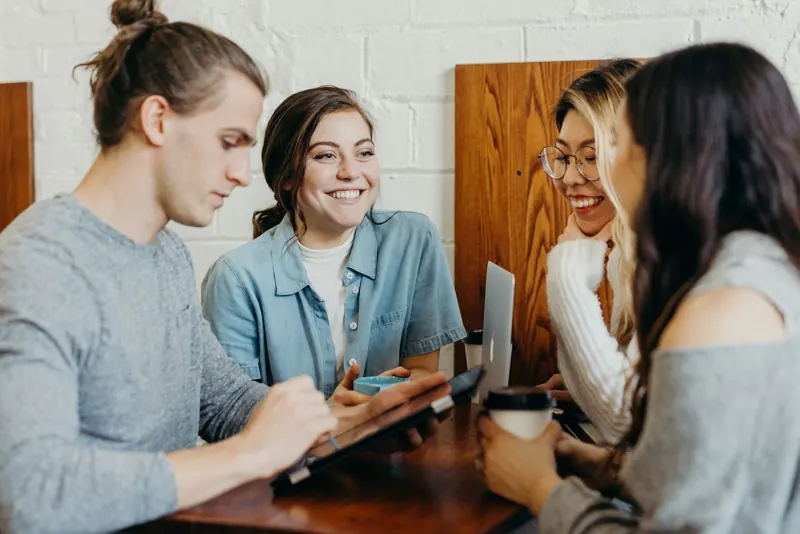 Estudantes trabalhando juntos em equipe